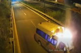 Cháy xe cứu thương trên đường dẫn vào trạm dừng cao tốc, 3 người chết [VIDEO]