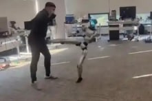 [Video] Robot Trung Quốc bất ngờ đá trúng huấn luyện viên trong lúc huấn luyện