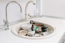 Vì sao đừng ngâm bát đũa trong bồn rửa qua đêm?