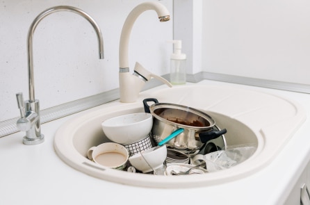 Vì sao đừng ngâm bát đũa trong bồn rửa qua đêm?