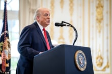 Mỹ thu hồi đặc quyền cư trú của quan chức Iran; ông Trump úp mở về hạn chót thỏa thuận