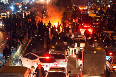 Iran hành quyết người dân, bao gồm thanh thiếu niên, bằng cách treo cổ