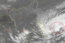 Áp thấp nhiệt đới gần Biển Đông có khả năng mạnh lên thành bão