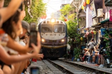 Hà Nội đề xuất dừng chạy tàu qua tuyến ‘cà phê đường tàu’ để chỉnh trang phố cổ