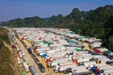 Hơn 1.300 phương tiện chở nông sản tươi sống ách tắc tại cửa khẩu do Nghị định 46