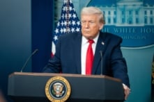 Ông Trump: Mỹ, Anh và các nước đang điều tàu rà phá thủy lôi tới eo biển Hormuz