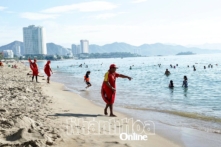 Lực lượng cứu hộ Nha Trang cứu kịp 7 người bị sóng cuốn trong một ngày