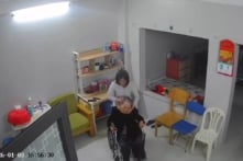 Nữ giúp việc bị khởi tố vì bạo hành cụ bà 82 tuổi ở Hà Nội