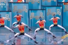 Robot biểu diễn tại “Xuân Vãn”: Tranh cãi về điều khiển từ xa và cuộc đua gọi vốn phía sau