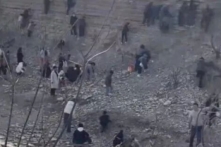 Trung Quốc: Tin đồn hóa thạch bọ ba thùy khiến người dân liều mình leo núi đào bới