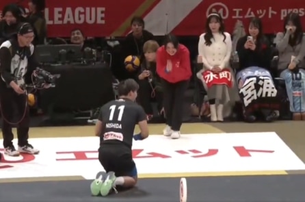 Màn “trượt quỳ” xin lỗi của vận động viên Nhật Bản gây sốt mạng xã hội