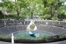 Công viên số 1 Lý Thái Tổ lắp biểu trưng hình giọt nước tưởng niệm nạn nhân COVID-19