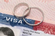 Hôn nhân định cư Mỹ: USCIS kiểm tra kỹ càng giấy tờ, cùng dấu vết mạng xã hội