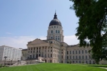 Hai cư dân chuyển giới tại Kansas kiện chính quyền bang vì luật về giới tính sinh học