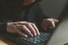 ĐCSTQ bị cáo buộc dùng nội dung khiêu dâm để “tẩy sạch” thông tin chính trị trên MXH nước ngoài