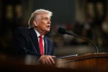 Ông Trump kêu gọi hộ tống tàu qua Hormuz, nói Iran là “hổ giấy”