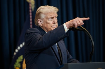 Ông Trump dọa tấn công cầu, nhà máy điện Iran nếu không mở eo biển Hormuz trước thứ Ba