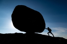 Nhân sinh cảm ngộ: Tảng đá trong lòng thường phải tự mình dời đi