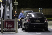 Giá dầu tăng vọt, thị trường chứng khoán, trái phiếu, tiền tệ và giá vàng biến động theo