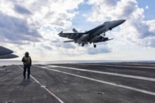 Ông Trump đáp lại: “Quân đội Mỹ hộ tống các tàu chở dầu ở eo biển Hormuz?”