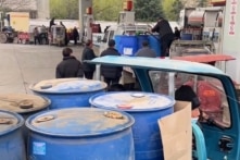 Trung Quốc: Giá dầu tăng lần thứ tư, nhiều trạm xăng xuất hiện cảnh xếp hàng dài