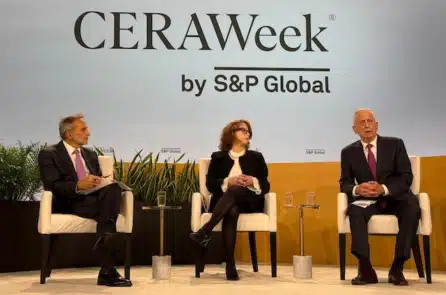 Cựu Bộ trưởng Quốc phòng Mỹ: Giữ nguyên chế độ Iran chỉ khiến Tehran cứng rắn hơn