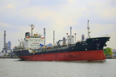 Chiến sự Iran tác động lan rộng: tăng trưởng bị hạ dự báo, lạm phát chịu áp lực