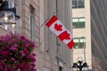 Cháy mái tòa nhà trung tâm Toronto, Canada kèm nhiều tiếng nổ lớn nghi do bình gas