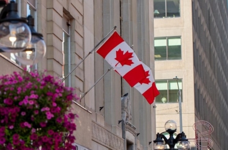 Cháy mái tòa nhà trung tâm Toronto, Canada kèm nhiều tiếng nổ lớn nghi do bình gas
