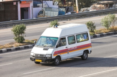 Xe cứu thương ở Ấn Độ va phải ổ gà trên đường, bệnh nhân chết não sống lại kỳ diệu