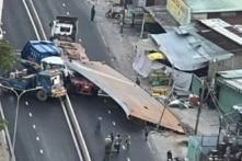 TP.HCM: Tấm thép hơn 10 tấn rơi đè bẹp cabin xe rác, tài xế tử vong