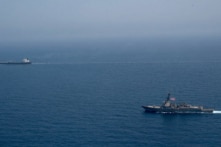 Trực thăng Mỹ chặn tàu thương mại bị trừng phạt trên Biển Ả Rập