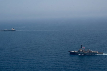 Trực thăng Mỹ chặn tàu thương mại bị trừng phạt trên Biển Ả Rập