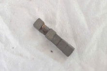 Cấp cứu bé trai nuốt 7 viên nam châm