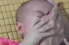 Mẹ ruột bóp chặt mũi miệng con nhỏ 8 tháng tuổi để trêu tức chồng