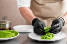 Đề xuất phạt đến 4 triệu đồng nếu không đeo găng tay khi bán thức ăn 