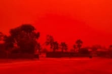 Bão nhiệt đới áp sát, bầu trời vịnh Shark ở Tây Úc chuyển màu đỏ như máu