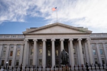 Mỹ cảnh báo trừng phạt ngân hàng Trung Quốc, Hồng Kông và UAE vì giao dịch với Iran