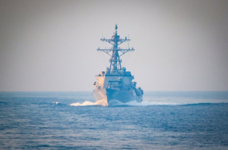 Tàu chiến Mỹ an toàn đi qua eo biển Hormuz; ông Trump tiết lộ công nghệ đáng kinh ngạc