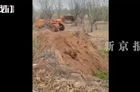Cựu bí thư đảng ủy thôn ở tỉnh Sơn Tây, TQ dùng máy ủi chôn sống dân làng gây phẫn nộ