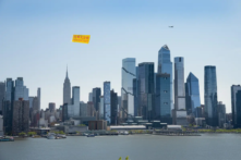 Biểu ngữ “Pháp Luân Đại Pháp hảo” được thả trên bầu trời New York