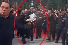 Video: Cháu trai Mao Trạch Đông về quê, phụ nữ quỳ chặn đường kêu oan bị kéo đi