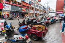 Hơn 100.000 xe đạp điện bị tịch thu trong một đêm tại Thâm Quyến, dấy lên tranh cãi